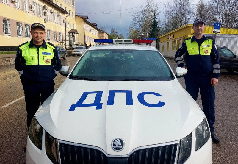 В Губахе госавтоинспекторы помогли автоледи заменить колесо на трассе